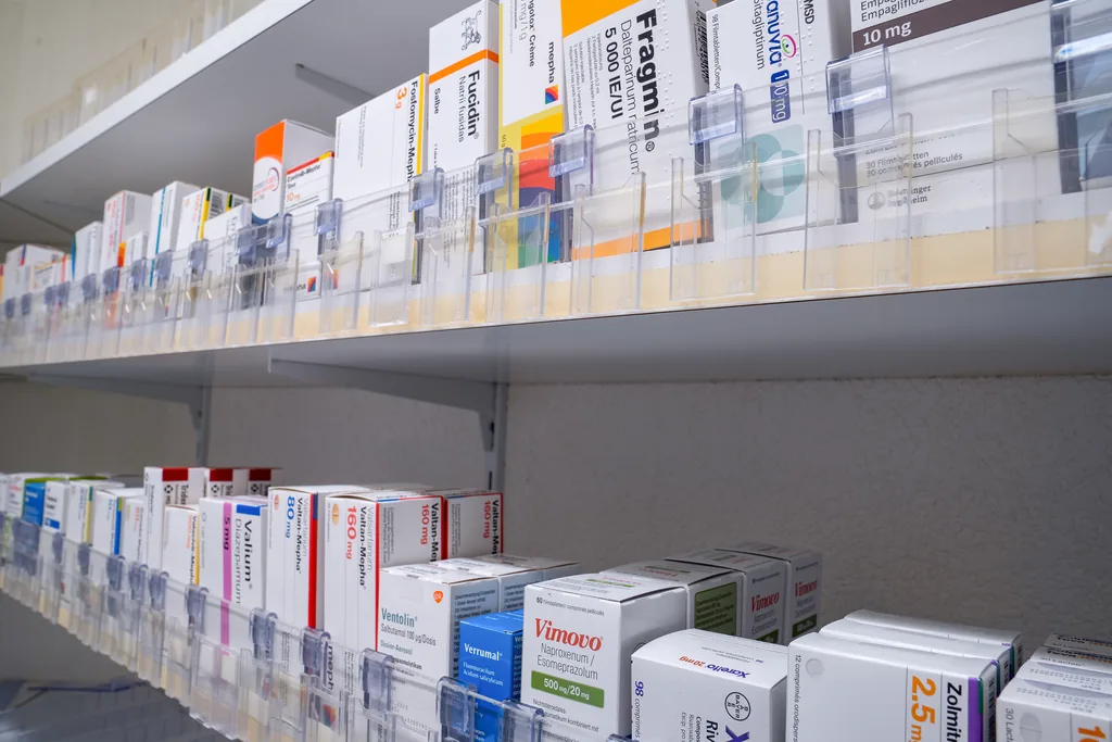 Medikamentenregal der Praxisapotheke