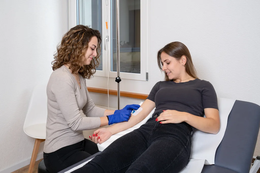 Medizinische Praxisassistentin legt einen Venenzugang für eine Infusion