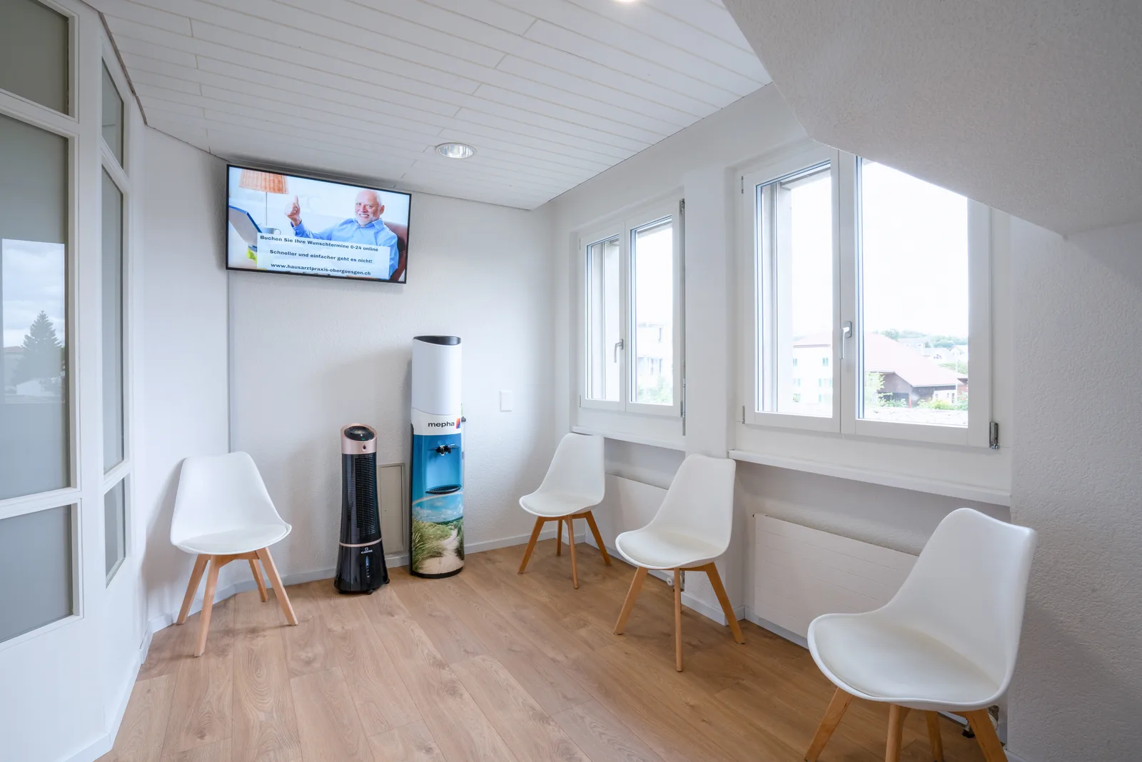 Wartezimmer mit Sitzgelegenheiten und Wasserspender